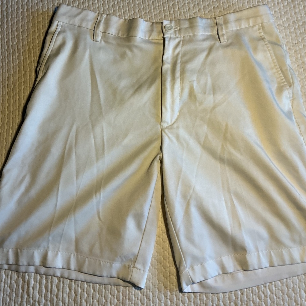 Amazon Essentials Men's Flat Front White Performance Shorts
